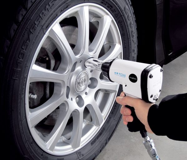 エアインパクトレンチを使用したタイヤ交換作業