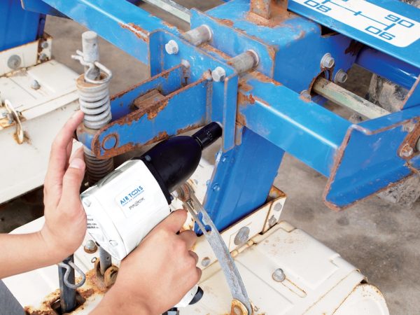 農機具の整備作業