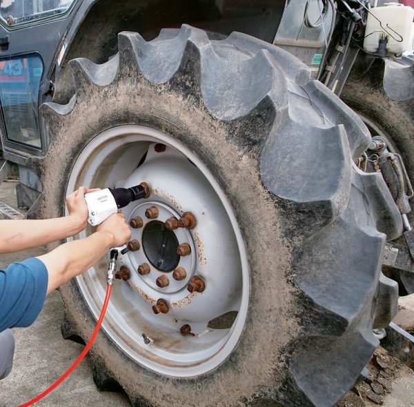 トラクターなど大型タイヤの交換作業